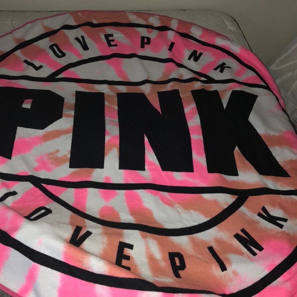 Pink round towel